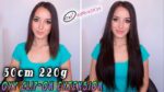 Donna con capelli corti prima e capelli lunghi dopo l'applicazione di extension clip-on da 220g, indossa una maglietta azzurra, sfondo bianco con logo Owi Extension.